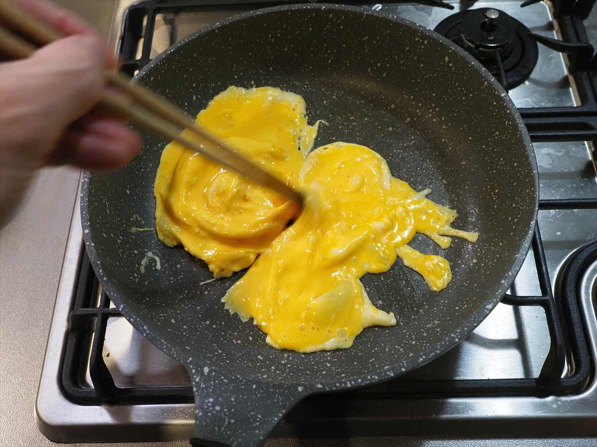 鶏もも肉とふわふわたまごのチリソース炒め